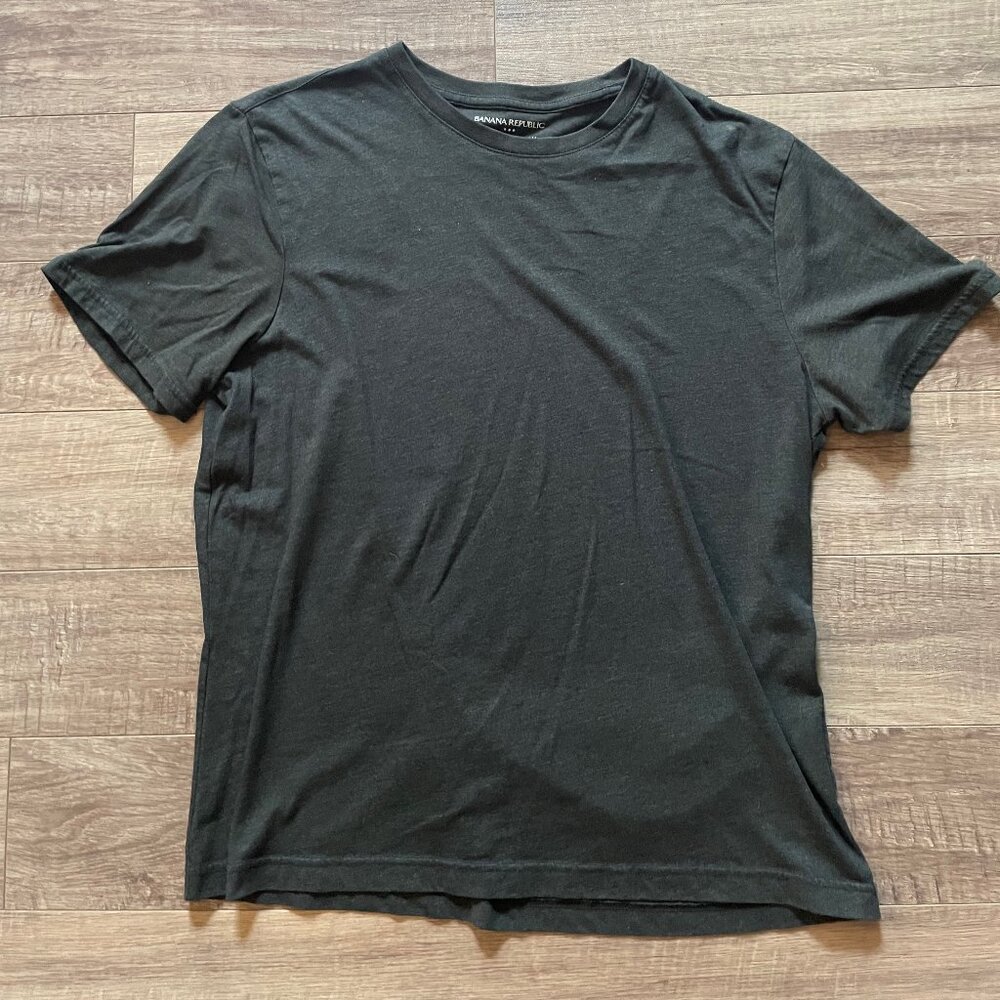 BUNDLE & SAVE! Men's BANANA REPUBLIC premium wash grey tee, size L.